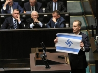 INCIDENT U POLJSKOM PARLAMENTU: Pokazao zastavu Izraela s kukastim križem (VIDEO)