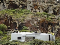 STRAŠNE SCENE IZ TURISTIČKOG RAJA: Autobus pun turista sletio u provaliju, ima mrtvih...