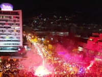UZAVRELI BOSANSKI GRAD: Slavit će se do kasno u noć u Zenici, pogledajte ludilo na ulicama (VIDEO)
