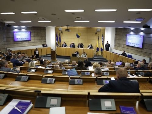 POČELA SJEDNICA DOMA NARODA FEDERALNOG PARLAMENTA: Na dnevnom redu i milionska zaduženja za kapitalne projekte (FOTO)