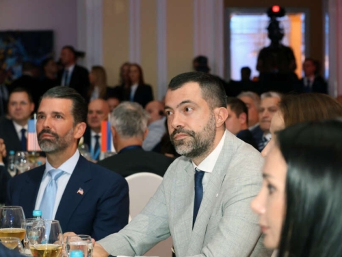 BOJAN KRESOJEVIĆ OTVORENO: 'Dok građani plaćaju skupo gorivo i život, vlast RS daje 100 miliona KM za jednu porodicu i jednu partiju'