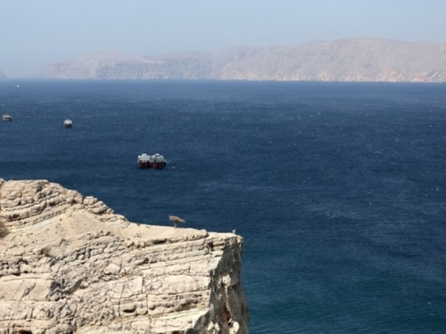 IRAN POČEO NAPLAĆIVATI PROLAZ KROZ HORMUZ: Prvi milioni od taksi već legli na račun Centralne banke