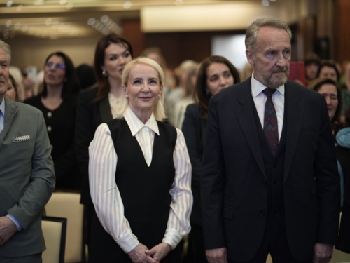 IZETBEGOVIĆ SA SKUPA ŽENA SDA POSLAO BRUTALNU PORUKU: 'Bošnjaci su izbačeni iz vlasti i poniženi, Trojka nas vodi u živo blato, moramo ih srušiti u oktobru!'