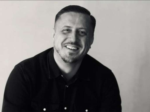 DRUŠTVENE MREŽE 'EKSPLODIRALE': Bh. glumac uzeo mikrofon u ruke i putnicima počeo dijeliti uputstva...