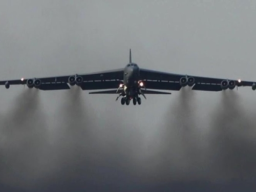 STRATEŠKI BOMBARDER B-52 POLETIO IZ BRITANIJE PREMA IRANU: Procjenjuje se da će stići do mete do isteka Trumpovog ultimatuma (VIDEO)