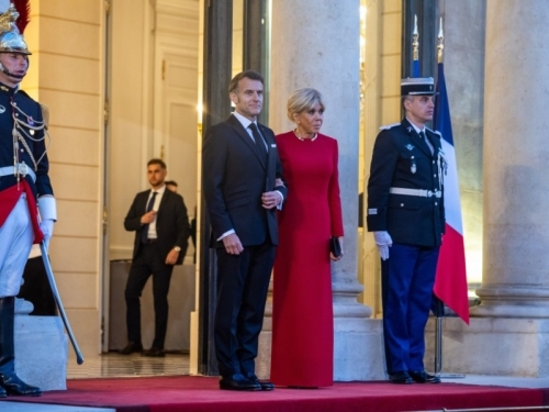 GLAMUROZNA PRVA DAMA: Brigitte Macron odrekla se mini suknje i iznenadila izgledom (FOTO)