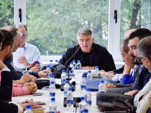 'UDAR NA USTAVNI POREDAK': Komšićeva DF optužuje da tajni sastanci krugova bliskih SDA i zvaničnika HDZ-a vraćaju na stol 'plutajući treći entitet'