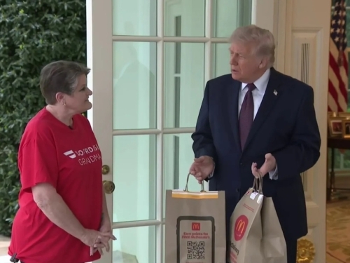'TI SI VJEROVATNO GLASALA ZA MENE': Trump se obratio radnici DoorDasha koja mu je iz McDonaldsa donijela brzu hranu u Bijelu kuću (FOTO + VIDEO)