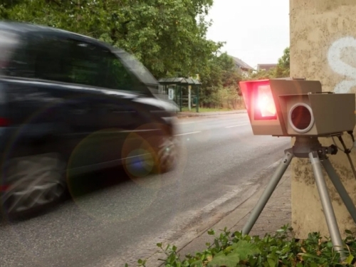 NAJVEĆA ZABLUDA VOZAČA: Mislite da ste usporili na vrijeme? Radar vas je 'upecao' stotinama metara ranije!