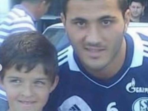 POZNAJETE LI DJEČAKA SA FOTOGRAFIJE: Sinoć je zajedno sa Kolašincem branio boje BiH (FOTO)