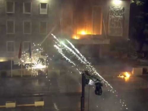 VATRENA NOĆ U TIRANI: Bačeni Molotovljevi kokteli na zgradu vlade (VIDEO)