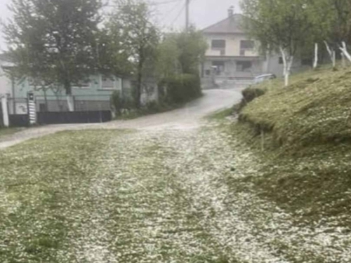 DIJELOVE BIH POGODILO RAZORNO NEVRIJEME: Uz vjetar padao i jak led, sve je zabijelio... (FOTO, VIDEO)