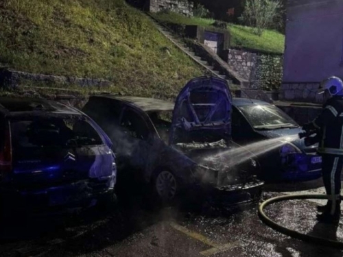 POLICIJA IDENTIFICIRALA PIROMANE IZ MOSTARA: Meta bila dva vozila, izgorjelo sedam