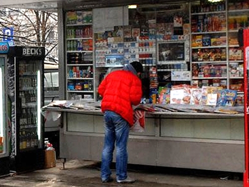 HIT NA INTERNETU: Deda na trafici upitao prodavačicu ima li kondoma, a onda – urnebes...