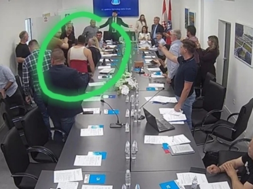 NASTAO HAOS I METEŽ: Zastupnik ostao bez majice prije početka sjednice, pogledajte detalje (VIDEO)