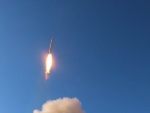 GORI NA BLISKOM ISTOKU: Hezbollah ispalio salvu projektila na Izrael, oglasio se Donald Trump...