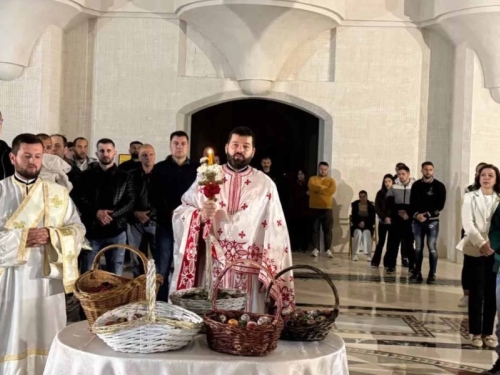 RADOST NA LICIMA VJERNIKA: Veliki broj vjernika proslavio Vaskrs u mostarskoj Sabornoj crkvi