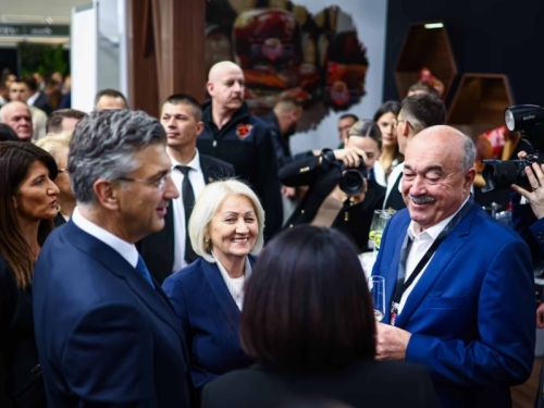 SKANDAL NA OTVARANJU SAJMA GOSPODARSTVA U MOSTARU: Tamburaši izveli pjesmu koja slavi zločinačku paradržavu Herceg-Bosnu (VIDEO)