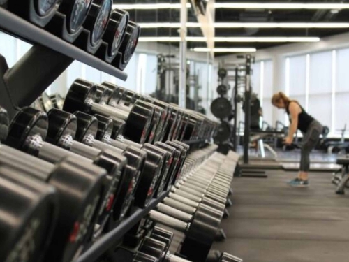 JEZIVA NESREĆA U BEOGRADU: Tegovi pali na djevojku i teško je povrijedili