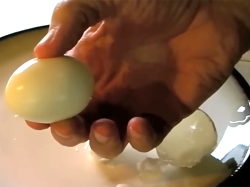TRIK JE VRLO JEDNOSTAVAN: Kako za tren oka oguliti kuhano jaje...