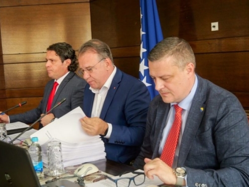 KINESKO DUŽNIČKO ROPSTVO: Vlada FBiH građanima spremila novi dug od 100 miliona KM