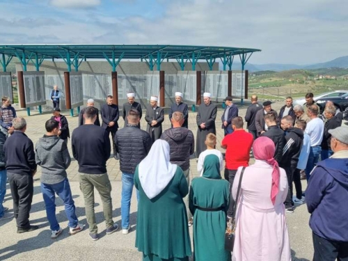 KONAČAN SMIRAJ ZA ŠEST ŽRTAVA: Kolektivna dženaza za nestale 1995. godine...