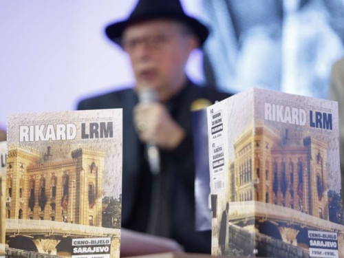 DOK SU GRANATE PADALE, ON JE BILJEŽIO ISTINU: Predstavljen časopis fotografa Rikarda Larme, svjedočanstvo o ratnom Sarajevu