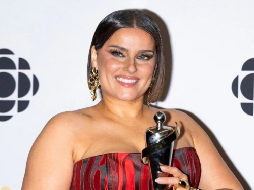 ODVAŽNA I PONOSNA: Nelly Furtado u korzetu koji je zapalio mreže, kritičari joj ne mogu ništa (FOTO)