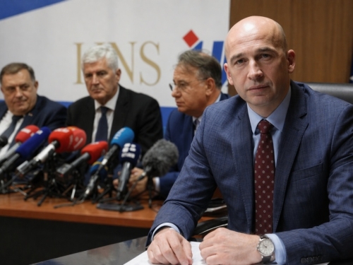 'SB' INTERVJU / PREMIJER ZDK NEZIR PIVIĆ: 'Trojka nema ni snage ni kapaciteta da se nosi sa Dodikom i Čovićem, puno manja šteta za državu bi bilo da...'