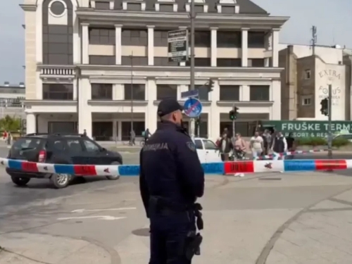 PRVE INFORMACIJE IZ BOLNICE: Poznato stanje žene (55) na koju je pao dio skele u centru Novog Sada