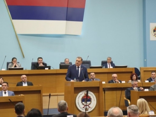 ŠTA SE DEŠAVA U SNSD-u: Niko neće mandat poslanika