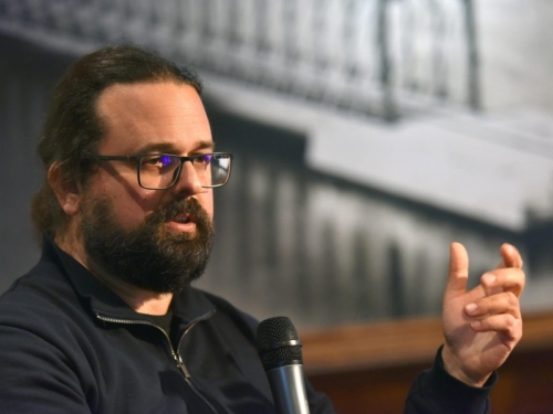 ROMAN O DOKUMENTOVANOM ZLU: Nikolaidisov Sarajevski safari - prolaz u ljudsko podzemlje