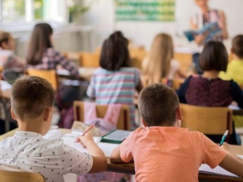 EVROPSKA ZEMLJA VRAĆA PAPIR U ŠKOLE: Kraj ere ekrana u učionicama