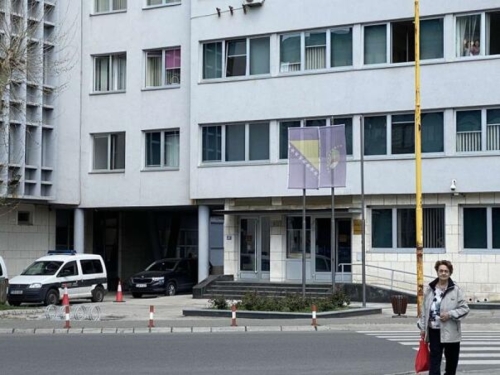 POKUŠAJ UBISTVA U BH. GRADU: Komšiju tukao motkom i htio ga ugušiti