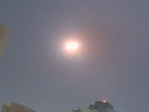 IZRAEL POD OPSADOM: Iranski balistički napad pretvorio noć u dan (VIDEO)