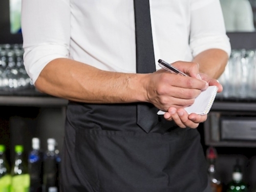 HIT NA INTERNETU: Procurila fotografija iz kafane u Njemačkoj, žena mu nije dala da podigne ruku...