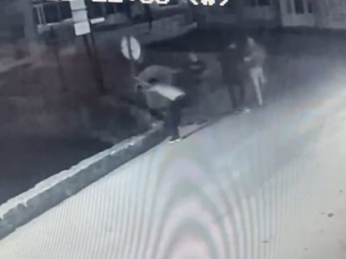 ČOVIĆEVI EKSTREMISTI NAPADAJU BOŠNJAKE: Predsjednik Mladeži HDZ-a BiH u Stocu napao je bivšeg fudbalera Sarajeva Edina Pehlića (VIDEO)