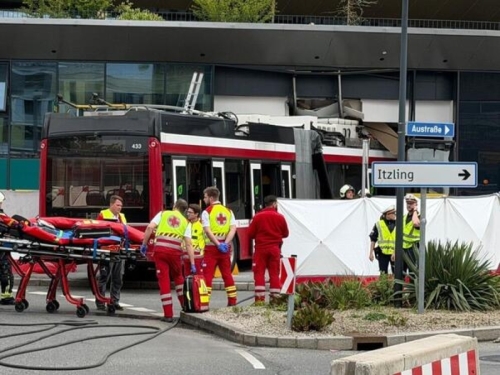 TEŽAK UDES U SALZBURGU: Trolejbus udario u supermarket, jedna osoba poginula