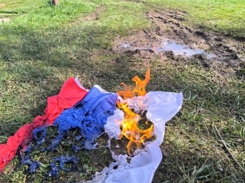 DRAMA NA DOBRINJI: Nakon grafita o ratnom zločincu Ratku Mladiću, zapaljena trobojka, komentari usijali društvene mreže