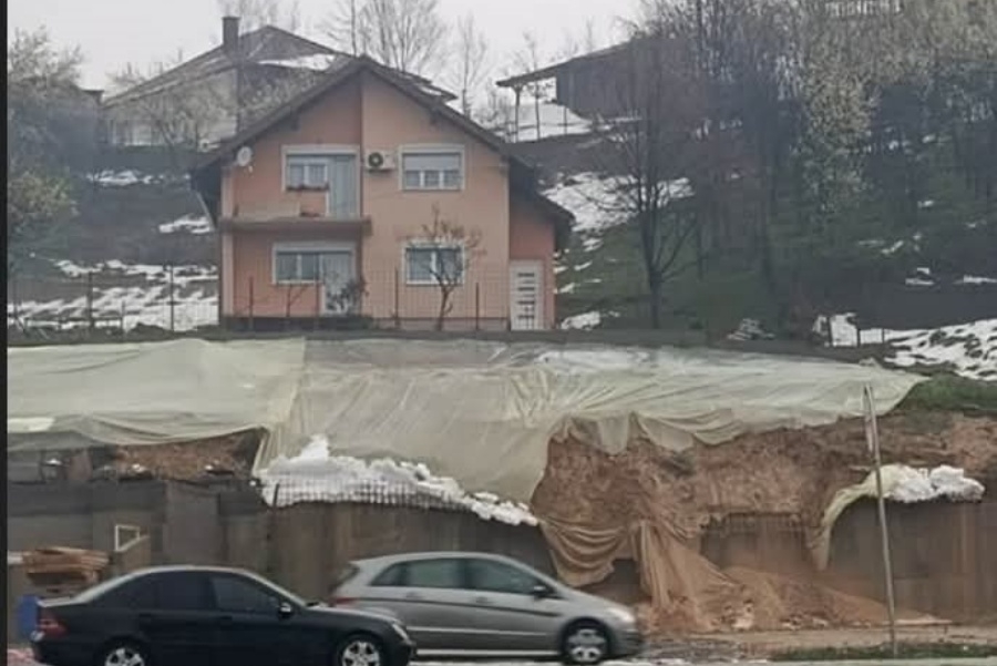 ALARMANTNA SITUACIJA U TK: Poplave i klizišta ugrožavaju stambene i privredne objekte, u Srebreniku poplavljeno dvorište vjerskog objekta (FOTO)