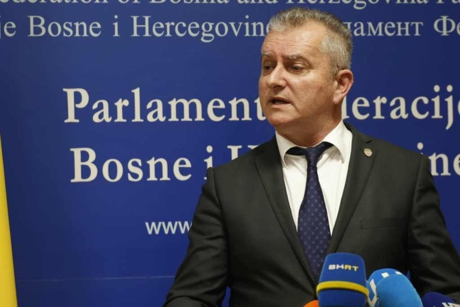 KARAMATIĆ UZBURKAO JAVNOST: HSS od FIFA-e traži zabranu zastave sa ljiljanima na stadionima...