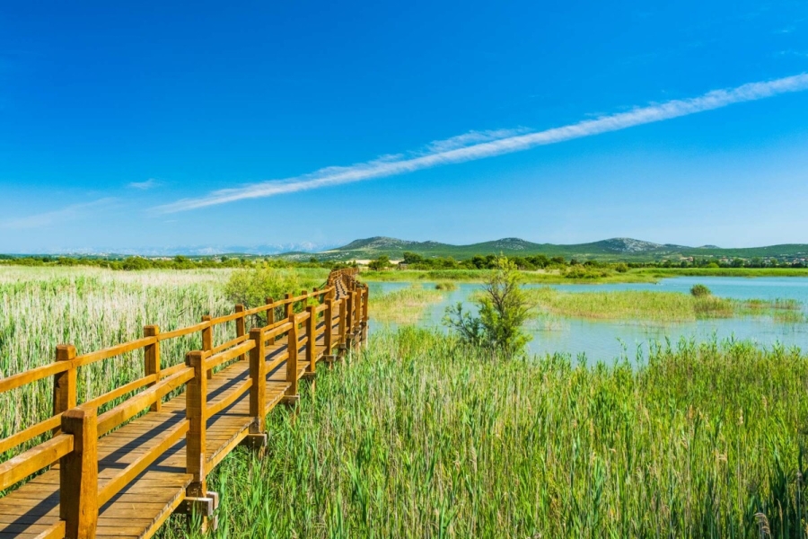 IZGLEDA KAO SAVRŠENA ATRAKCIJA, ALI NIJE: Na Balkanu postoji jezero kojem je zabranjeno čak i prići