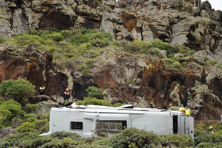 STRAŠNE SCENE IZ TURISTIČKOG RAJA: Autobus pun turista sletio u provaliju, ima mrtvih...