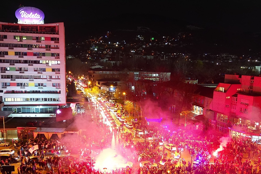 UZAVRELI BOSANSKI GRAD: Slavit će se do kasno u noć u Zenici, pogledajte ludilo na ulicama (VIDEO)