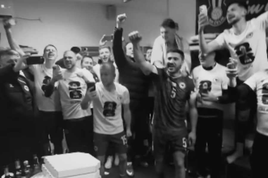 EMOCIJE U SVLAČIONICI: Pogledajte kako Zmajevi slave uz Halida Bešlića nakon historijskog podviga (VIDEO)