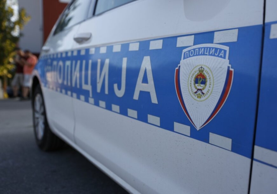 VOZAČ IZAZVAO KARAMBOL: Pijan BMW-om udario u zgradu Policijske stanice