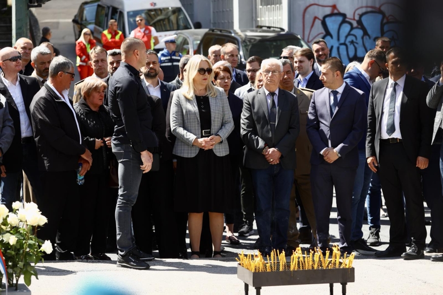 TRI AUTOBUSA STIGLA U CENTAR SARAJEVA: Željka Cvijanović predvodila delegaciju iz RS-a u bivšoj Dobrovoljačkoj ulici (FOTO)