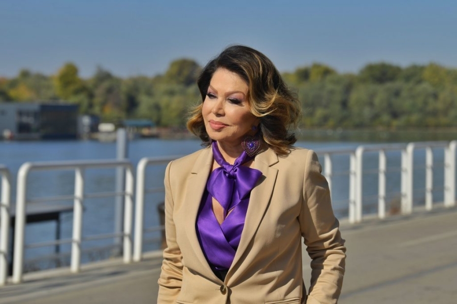 NEDA UKRADEN NEPREPOZNATLJIVA: Pjevačica najavila album i pokazala potpuno drugačiji stil (FOTO)