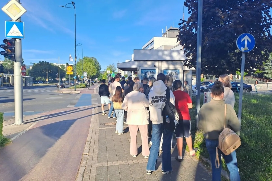 NARODU HLJEBA I IGARA: Redovi ispred trafika u Sarajevu zbog sličica za Mundijal
