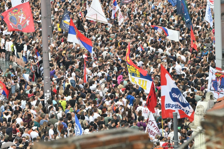 VJERUJETE LI NJIMA ILI SVOJIM OČIMA: Bivši fudbaler podijelio snimak koji najbolje razotkriva laži režimskih medija o protestu na Slaviji